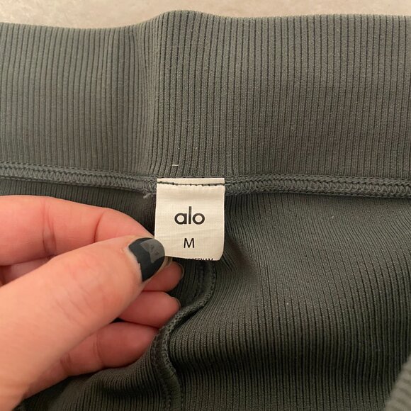 Alo Goddess Ribbed High-Waist Hot Short - Picture 3 of 5